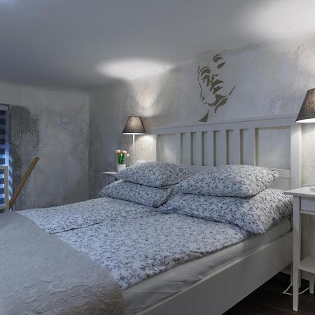 Sleek Minimalist Studio At Inner City Budapest Esterno foto