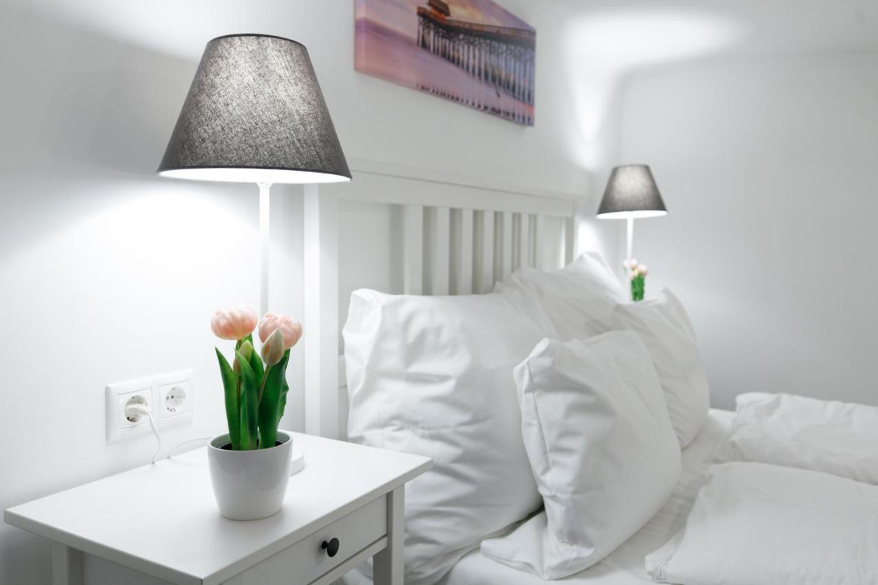 Sleek Minimalist Studio At Inner City Budapest Esterno foto
