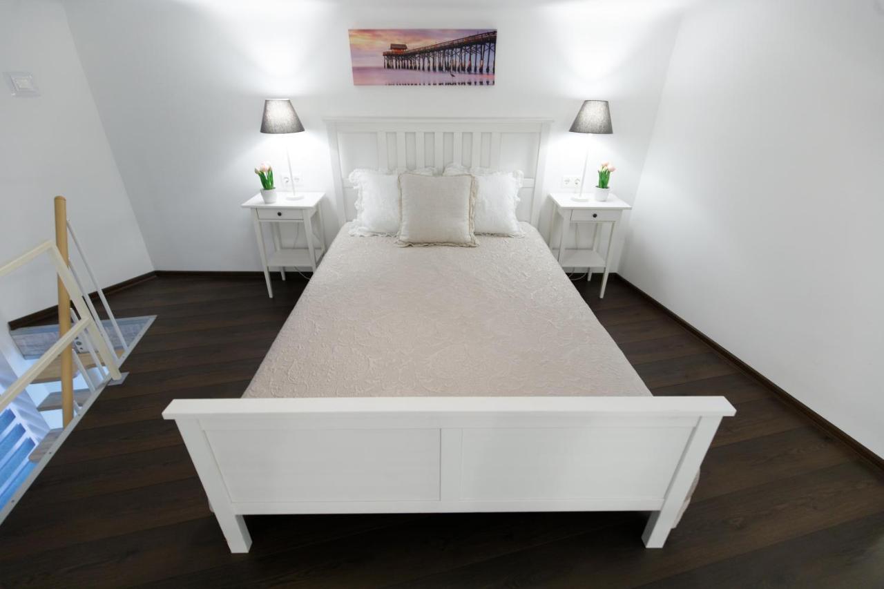 Sleek Minimalist Studio At Inner City Budapest Esterno foto