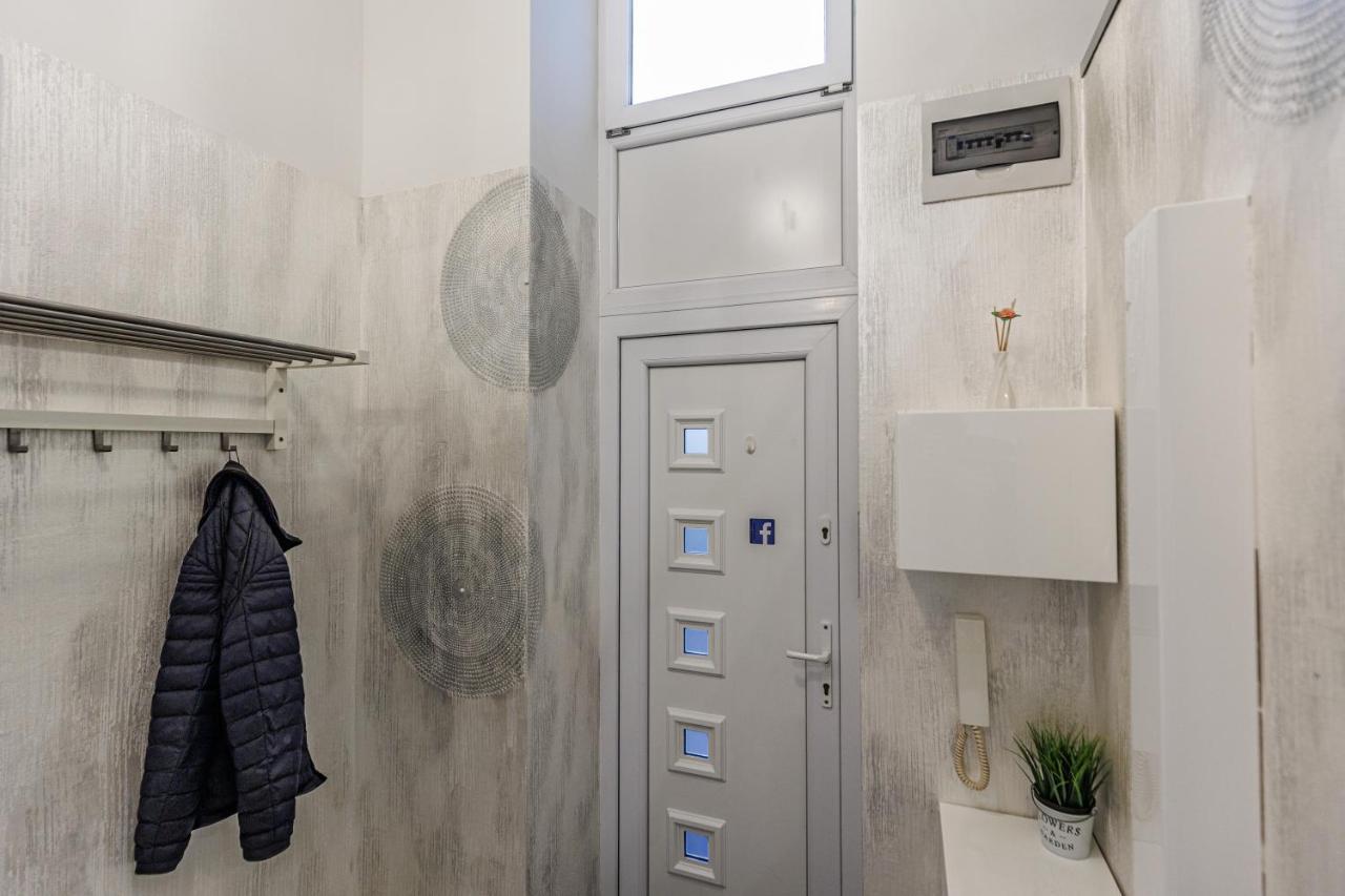 Sleek Minimalist Studio At Inner City Budapest Esterno foto