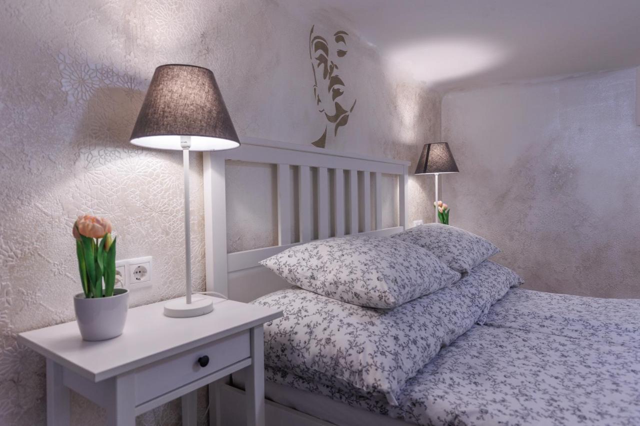 Sleek Minimalist Studio At Inner City Budapest Esterno foto
